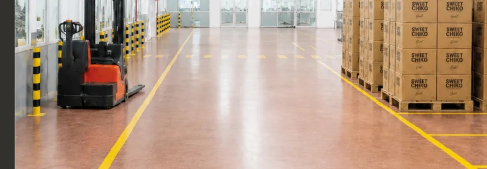 Piso do armazém da fábrica com paletes prontos para carregamento