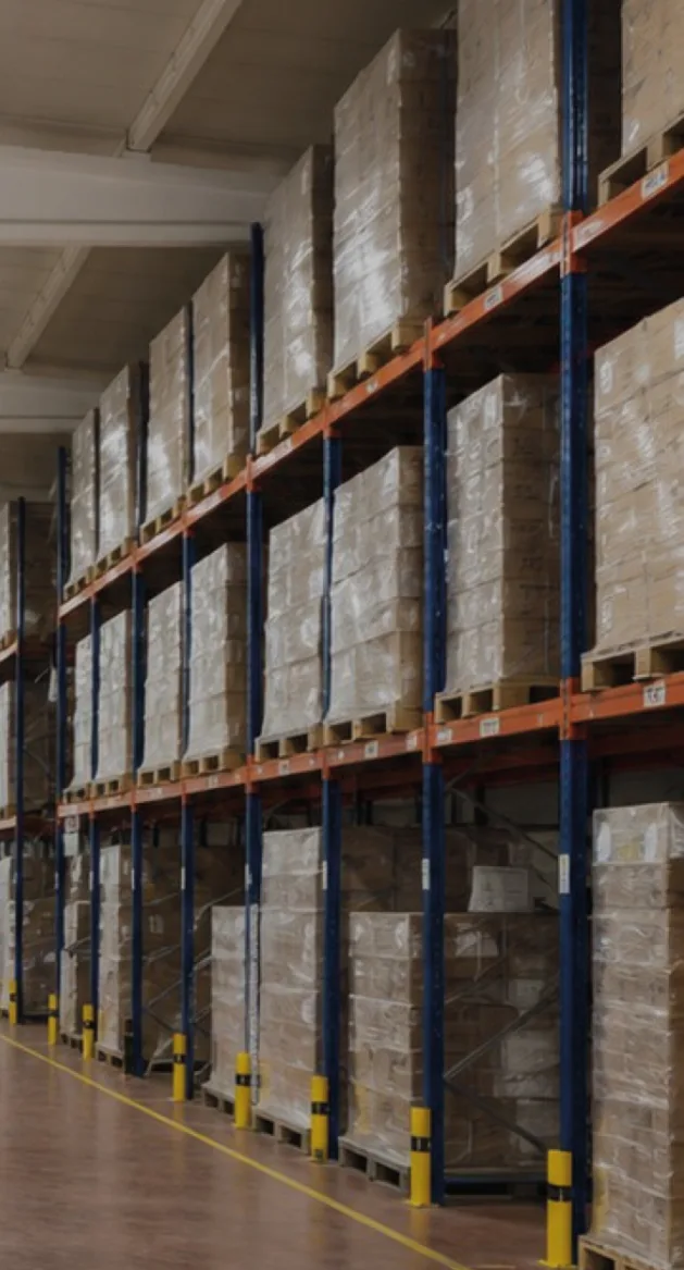 Produtos acabados paletizados em prateleiras no armazém da fábrica