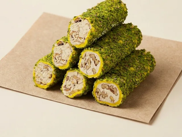 រ៉ូលស្នូលក្រែមចេក និងគ្រាប់អាល់ម៉ុន ស្រោបពីស្តាជីយ៉ូកិនគ្រើម
