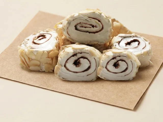 Fatias de rolo de chocolate com amêndoa